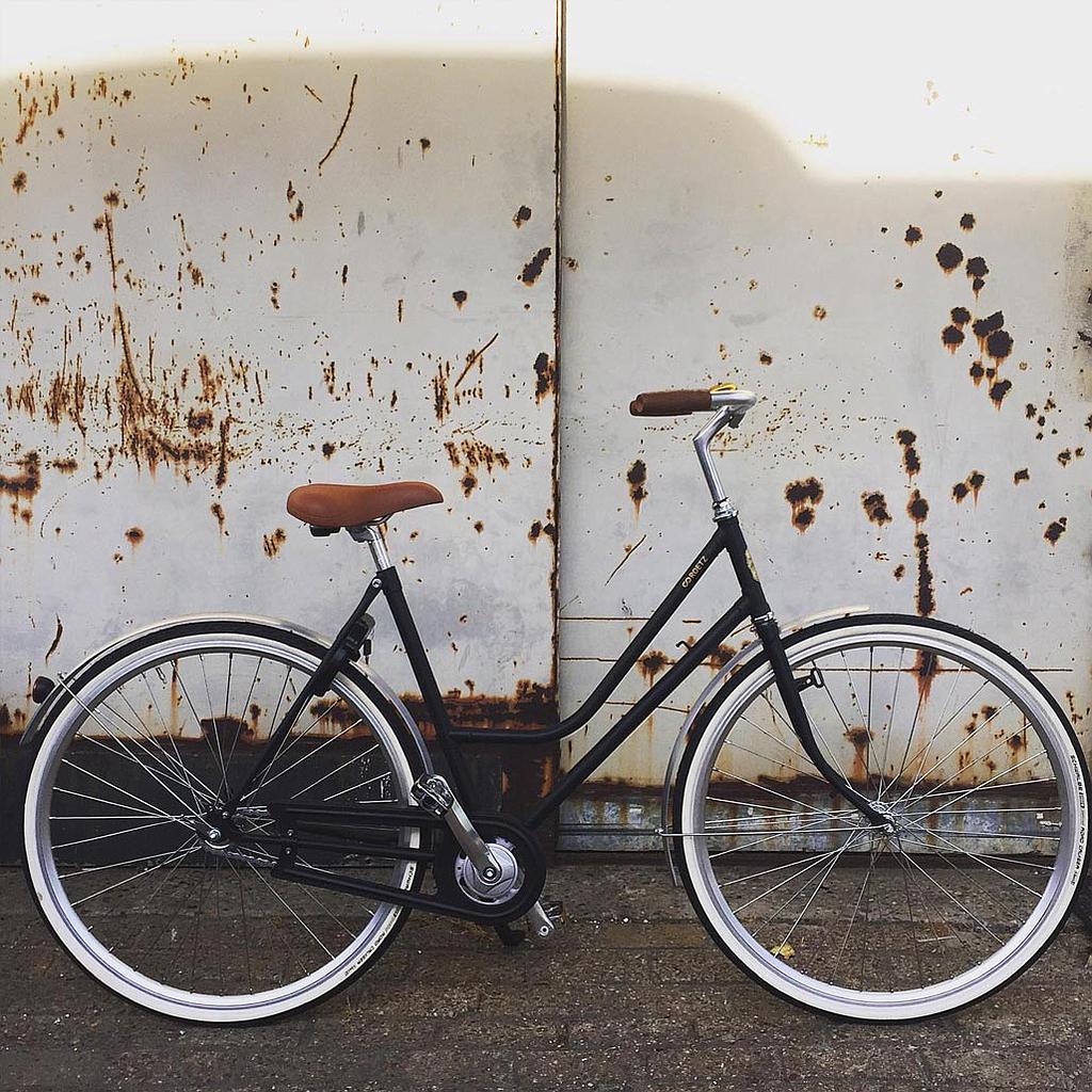 The Roetz Road Click & GO is an urban design bike and available in matt black